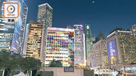 「光‧影‧香港夜」在中環愛丁堡廣場亮燈。（袁志豪攝）