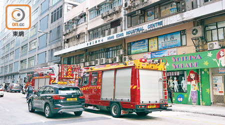 冷氣技工在香港工業中心墮樓，消防到場救援。（趙瑞麟攝）