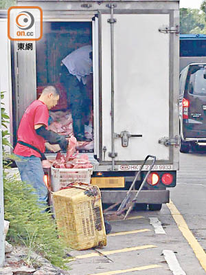 直擊走私豬頭肉<br>有貨車負責運送大量豬頭肉，為水貨客提供貨源。