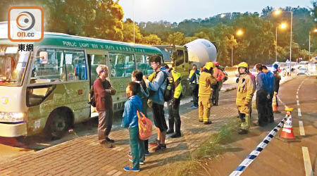 田螺車撞專線小巴多人受傷。（梁兆祥攝）