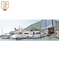 海旁道船廠對出船排供等候維修的遊艇停泊。（袁志豪攝）