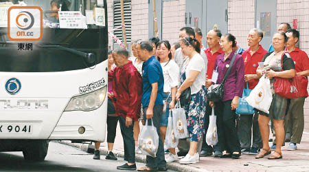 旅遊巴士上落客熱點的交通亦需要疏導。（資料圖片）