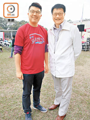 劉國勳（左）同民政事務局副局長陳積志（右）講起踩單車，陳積志話帶個仔踩單車時一定會戴頭盔。