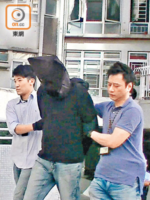 涉案男子被探員押走。（張開裕攝）