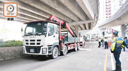 肇事車輛停在現場，警方調查意外成因。（趙瑞麟攝）