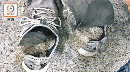 港男在鞋底藏有兩公斤重的白銀鏈。