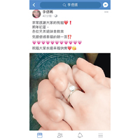 李偲嫣發布一張戴上訂婚鑽戒、十指緊扣的照片「放閃」。（李偲嫣Fb圖片）