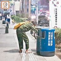 黃全慶在垃圾桶內找食物。（資料圖片）