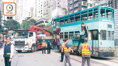 吊車將電車移回路軌。（張開裕攝）