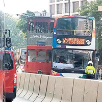 電車與新巴相撞後出軌。（互聯網圖片）