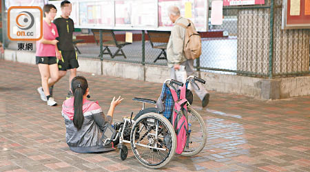美孚：賣唱：天橋底附近有坐輪椅的女士賣唱，每小時便有四、五十元的收入。