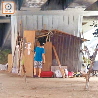 油麻地：露宿：渡船街橋底有三間木屋，由南亞人居住。