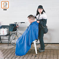 大埔：剪髮：有女士即場提供剪髮服務，吸引不少中年男士光顧。