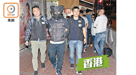 探員在土瓜灣拘捕外圍賭博集團揸數人。（劉子文攝）