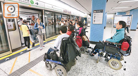 《香港康復計劃方案》涵蓋傷殘人士在交通等不同範疇的服務需要與支援。（資料圖片）