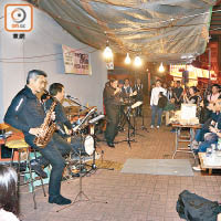 隊Band喺廟街又彈又唱，吸引大批市民駐足觀賞。