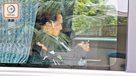 2017年12月5日 黎宅密會：李永達及郭紹傑均坐在七人車的後座，李永達不時低頭看手機。