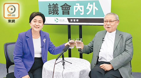 孫明揚（右）接受劉慧卿（左）訪問，為「孫九招」平反。（陳宛彤攝）