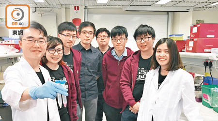 中大學生利用基因工程研究新的甲型流感病毒測試劑。左一為杜正悅、左四為中大生命科學學院副教授陳廷峰。（關琛詩攝）