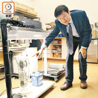 許樹源教授領導的團隊在研發二極管照明系統上，取得突破。（港大提供）