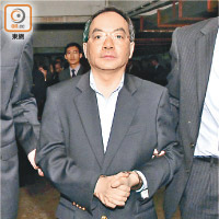 歐文龍被控受賄、洗黑錢等多項罪名，被判監廿九年。