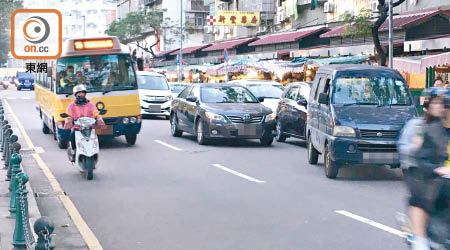 澳門交通規劃失敗，街上「違泊車陣」隨處可見。