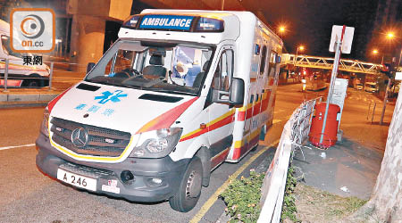 救護車左邊車頭損毀。（馬竟峯攝）