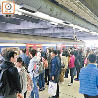 大批乘客滯留在月台。