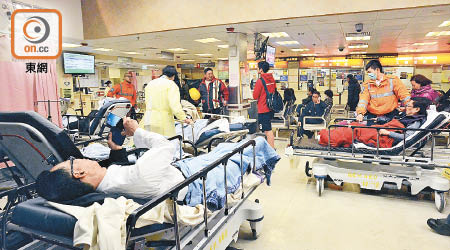 流感高峰期間公立醫院急症室及內科病房往往逼爆。（資料圖片）