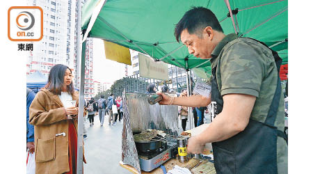 政府首次批准墟市中部分熟食攤檔提供「由生變熟」的食物。