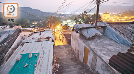 路環平民村的樓梯又長又斜。