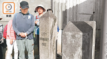 當年疫症嚴重，市民送親人遺體至目前薄扶林道的維多利亞界碑位置，即要離開。
