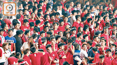 早前有市民觀看香港隊足球賽時噓國歌，引發爭議。（資料圖片）