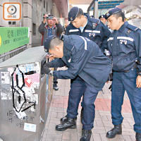 機動部隊警員在路邊垃圾堆中搜證。（梁裔楠攝）