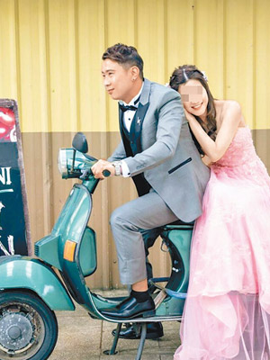 陳國南與未婚妻坐在電單車拍攝婚紗照片。（互聯網圖片）