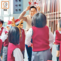 楊岳橋同小學生打成一片，遭其他議員催佢添丁。