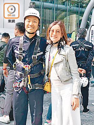 楊哲安（左）早前為慈善進行高空游繩，獲太太張新悅（右）現身打氣。（受訪者提供）
