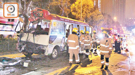 肇事小巴車頭嚴重損毀。（蘇仲賢攝）