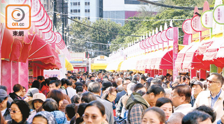 今屆工展會首日已見人頭湧湧，通道擠得水洩不通。（黃知樂攝）