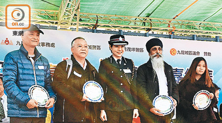 九龍城警區指揮官李雅麗（中）頒獎予四名好市民。左為溫錦棠。（梁銘姿攝）