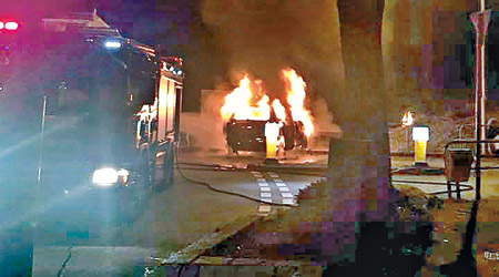 七人車撞欄着火，火光熊熊。（互聯網圖片）