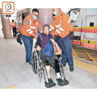何婦送院檢查時需坐輪椅。（張開裕攝）