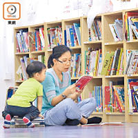 與小朋友一起閱讀可促進親子關係。