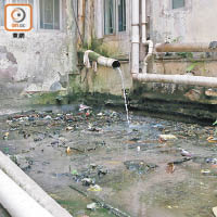 不少唐樓均有污水問題，破壞環境衞生。