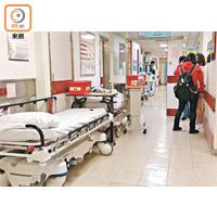 瑪嘉烈病房<br>主樓病房走廊需開設臨時病床供病人使用。（朱先儒攝）
