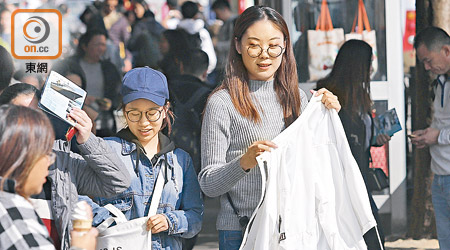 天文台預計明日的平安夜，最高氣溫回升至攝氏廿一度，外出歡度佳節的市民，可卸下厚衣。（何駿軒攝）