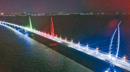 港珠澳大橋主橋江海直達航道橋於聖誕節前亮燈，紅綠藍三色燈光照射海豚造型橋塔。（互聯網圖片）