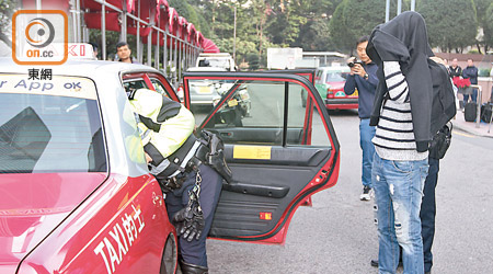 涉案司機被捕後，由警員押着搜查車廂。（馮溢華攝）