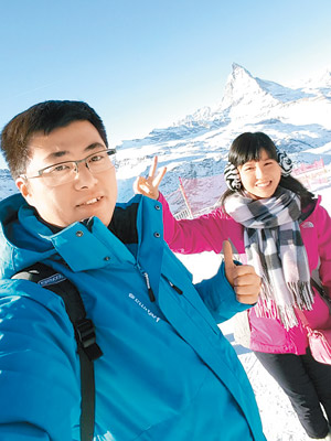 顏汶羽（左）同太太（右）去咗瑞士過白色聖誕。（互聯網圖片）