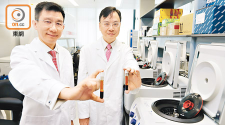 陳君賜（左）及盧煜明（右）領導的研究，透過分析血漿內EB病毒DNA，可在病人未出現病徵前，及早診斷鼻咽癌。（資料圖片）